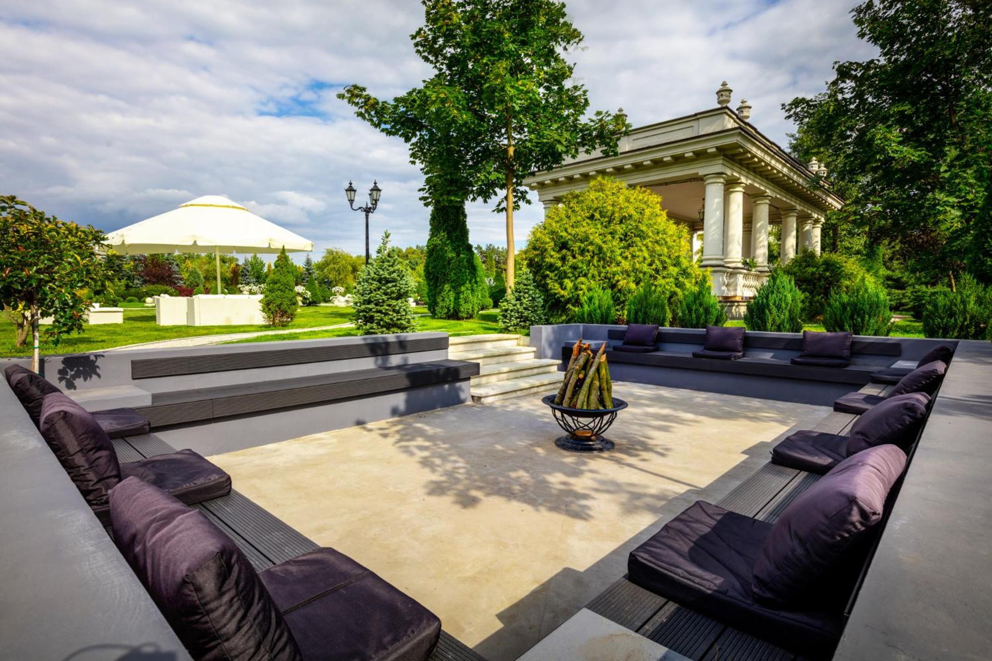 Palacyk Otrebusy Business & Spa Exterior photo